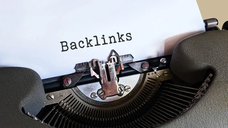 The word Backlinks typed on a sheet of paper still in an old manual typewriter